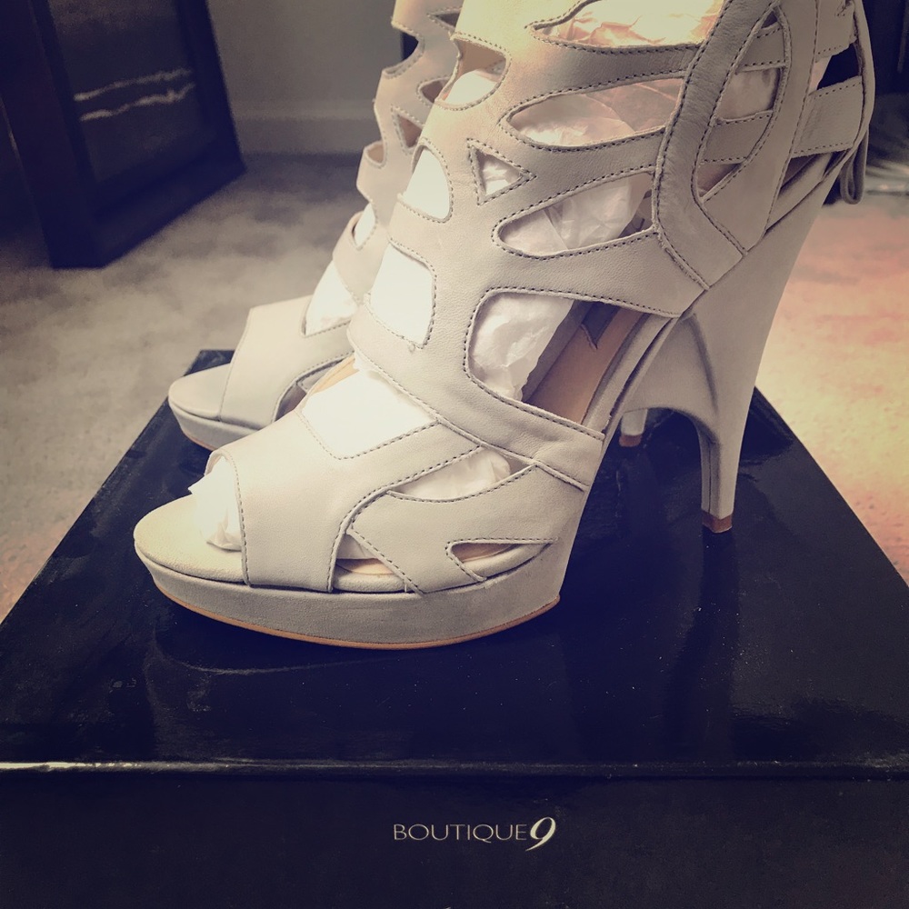 ❤️New Boutique 9 grey Pumps❤️